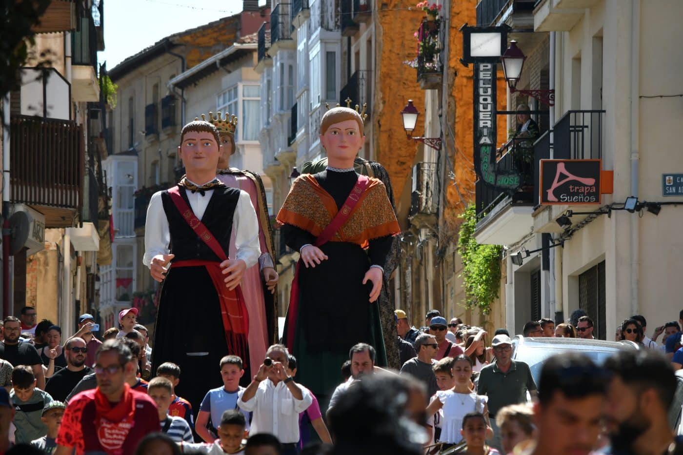 FOTOS: El encierro infantil y los gigantes y cabezudos desafían al calor en una animada mañana de fiestas en Haro 24