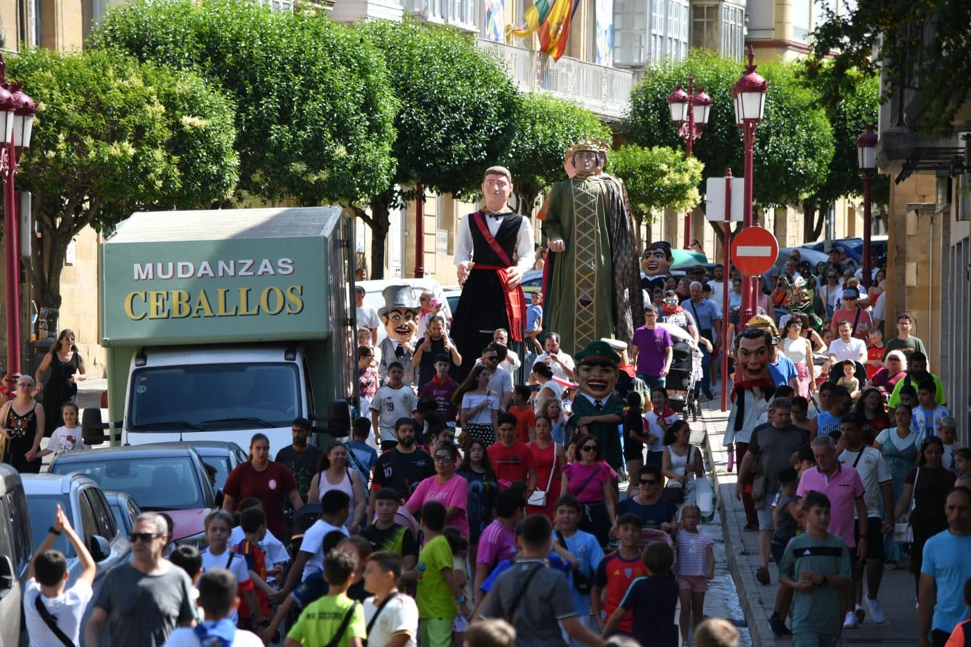 FOTOS: El encierro infantil y los gigantes y cabezudos desafían al calor en una animada mañana de fiestas en Haro 1