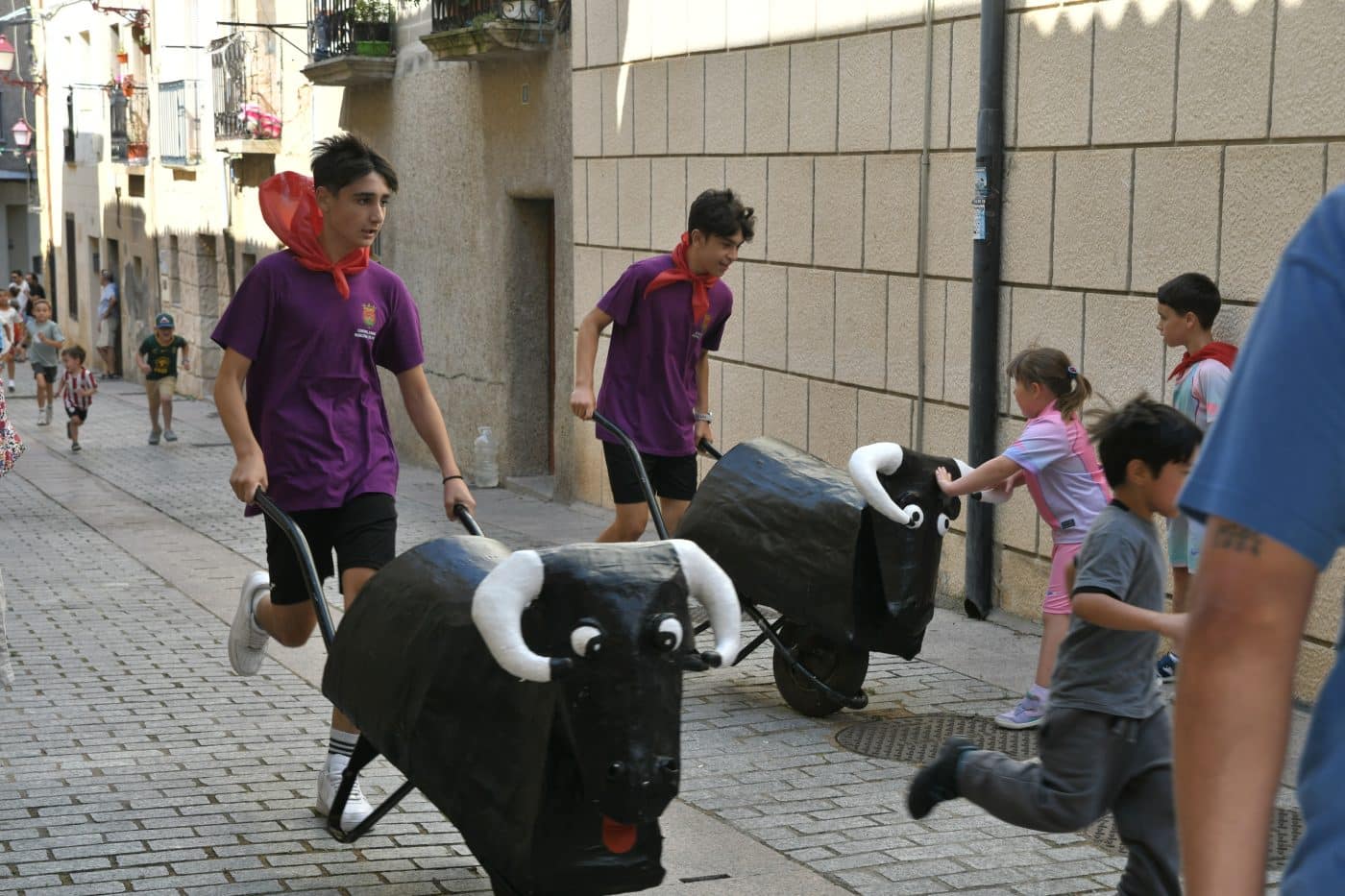 FOTOS: El encierro infantil y los gigantes y cabezudos desafían al calor en una animada mañana de fiestas en Haro 18