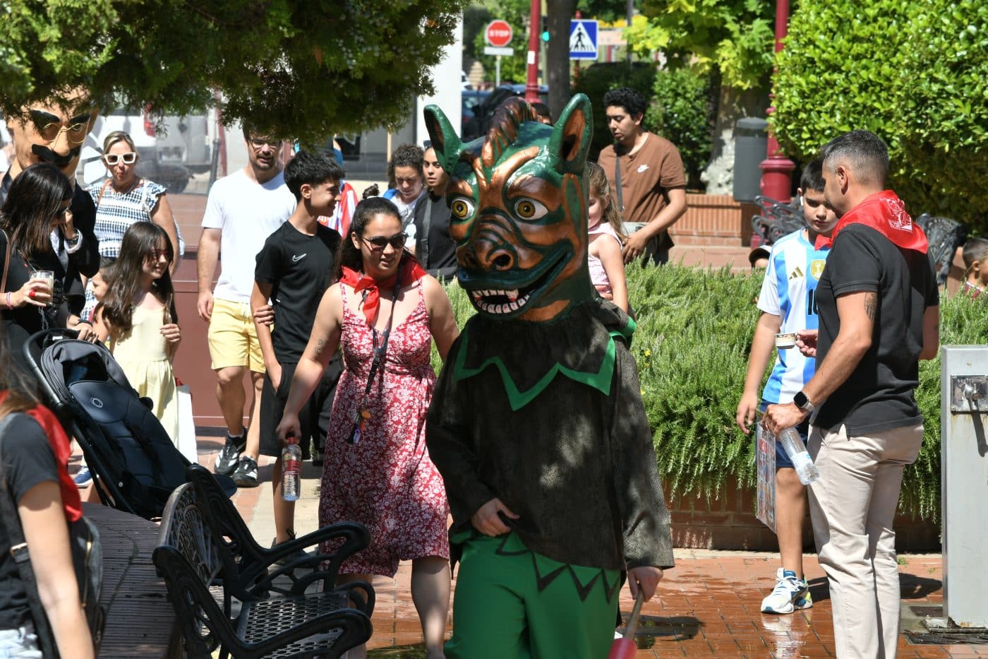 FOTOS: El encierro infantil y los gigantes y cabezudos desafían al calor en una animada mañana de fiestas en Haro 5