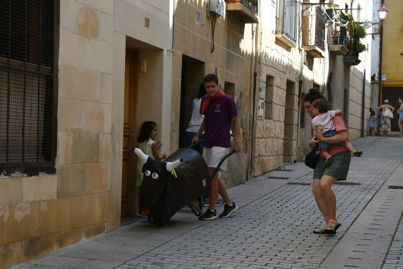 FOTOS: El encierro infantil y los gigantes y cabezudos desafían al calor en una animada mañana de fiestas en Haro 3
