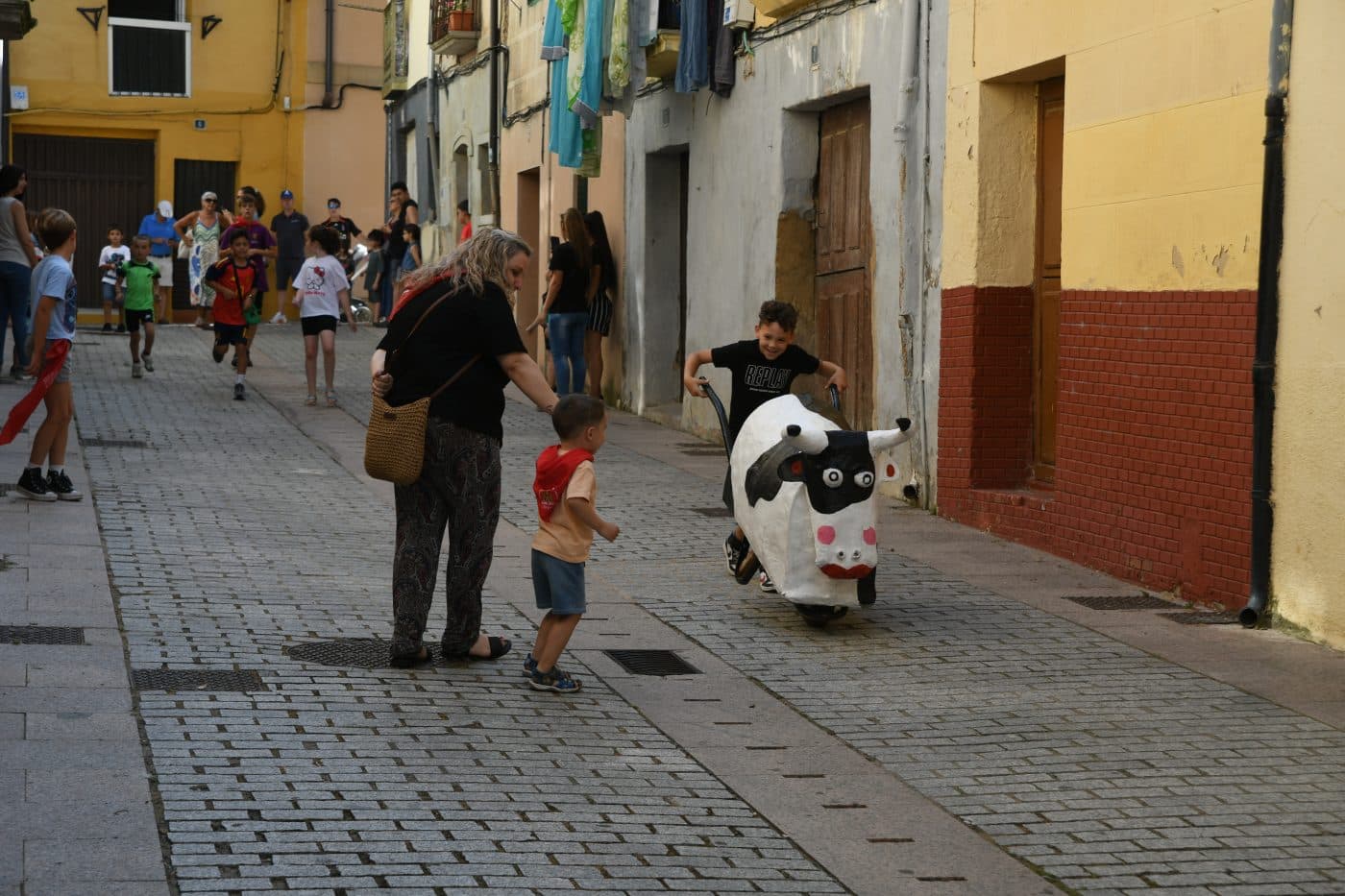 FOTOS: El encierro infantil y los gigantes y cabezudos desafían al calor en una animada mañana de fiestas en Haro 14