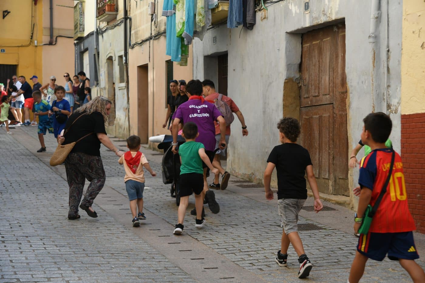 FOTOS: El encierro infantil y los gigantes y cabezudos desafían al calor en una animada mañana de fiestas en Haro 17