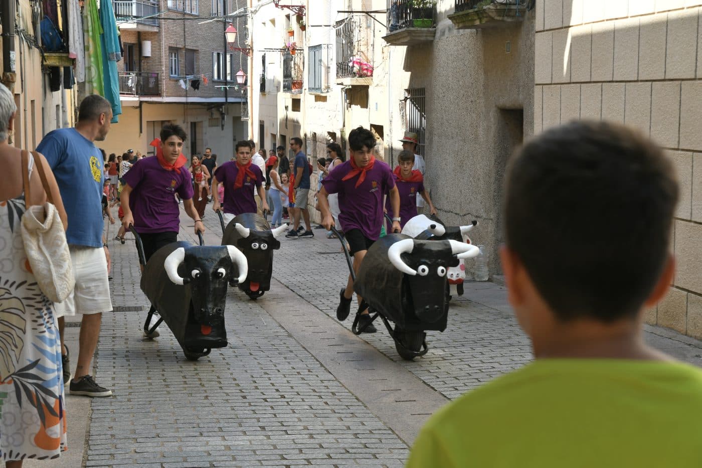 FOTOS: El encierro infantil y los gigantes y cabezudos desafían al calor en una animada mañana de fiestas en Haro 21