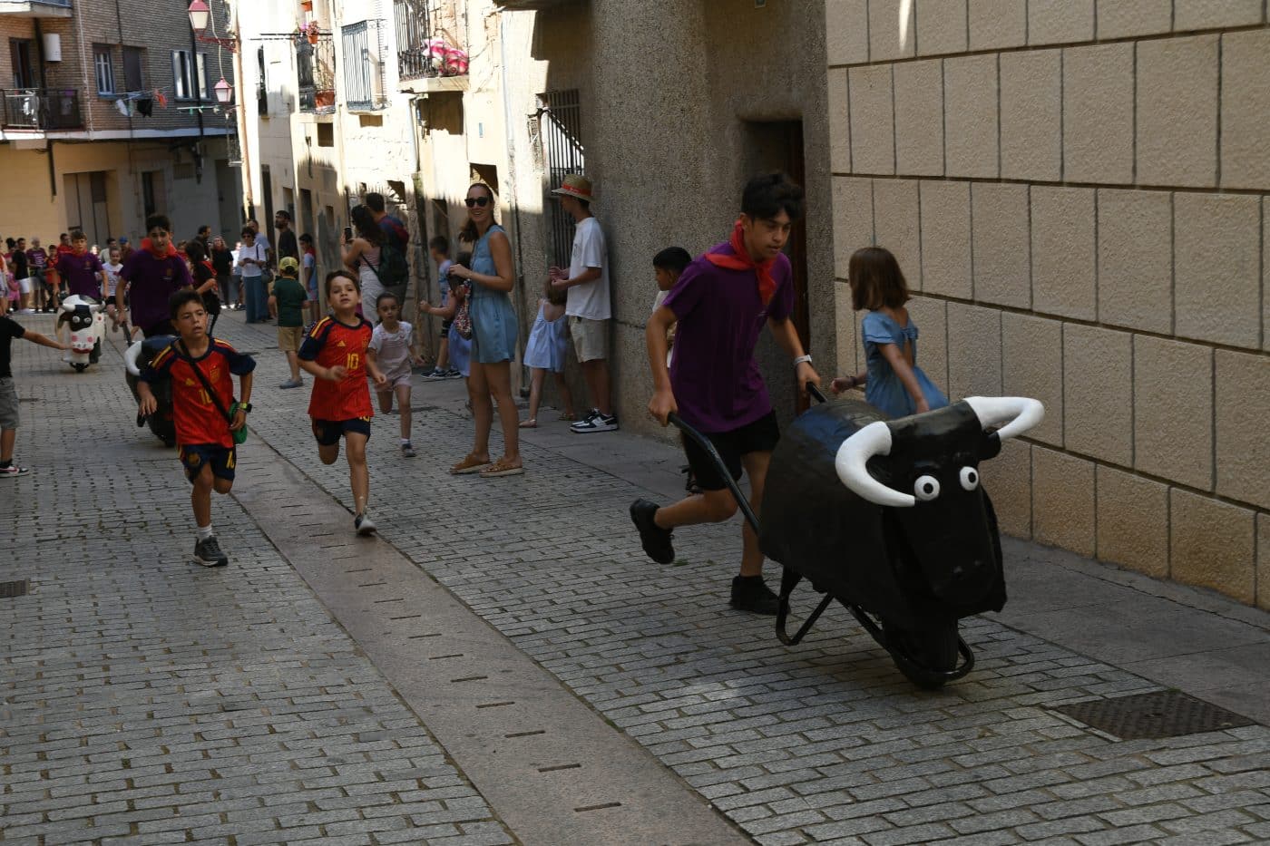 FOTOS: El encierro infantil y los gigantes y cabezudos desafían al calor en una animada mañana de fiestas en Haro 27