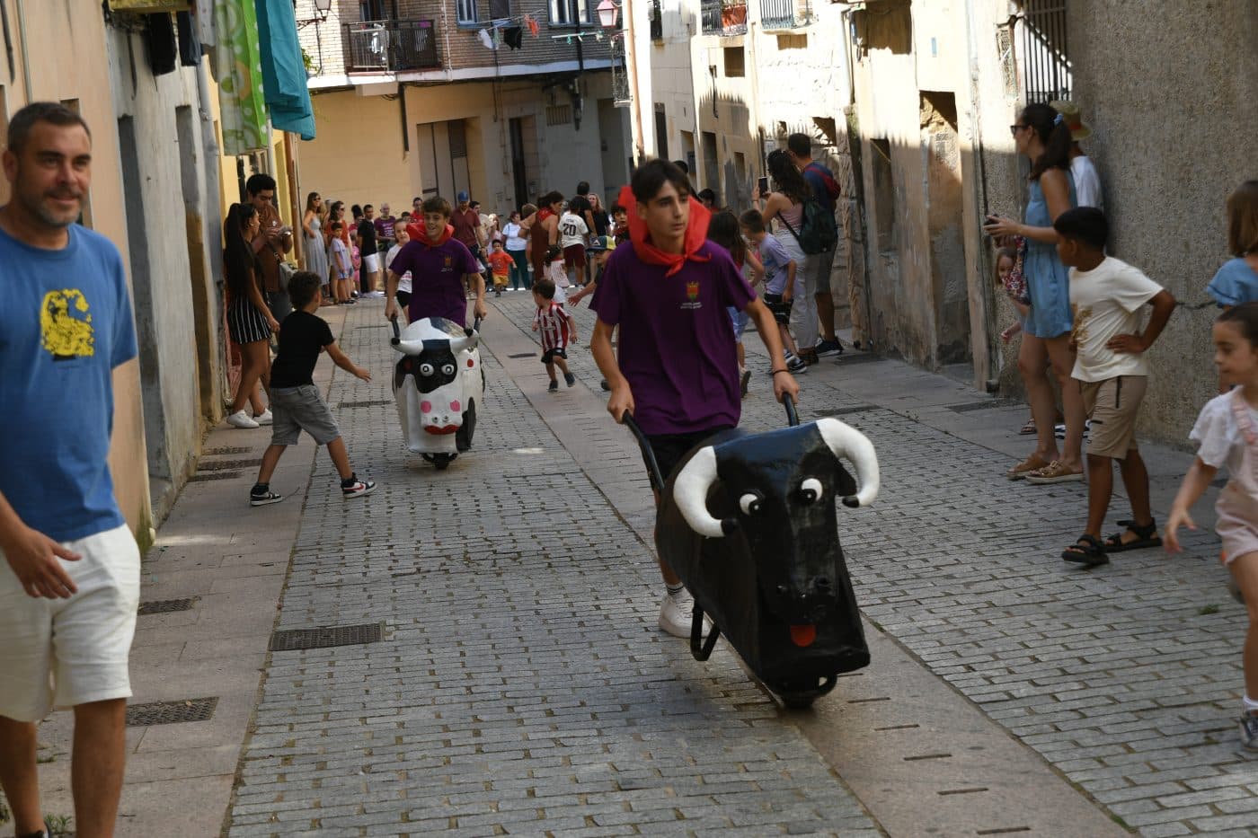 FOTOS: El encierro infantil y los gigantes y cabezudos desafían al calor en una animada mañana de fiestas en Haro 15