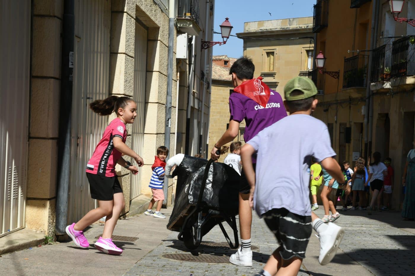 FOTOS: El encierro infantil y los gigantes y cabezudos desafían al calor en una animada mañana de fiestas en Haro 32