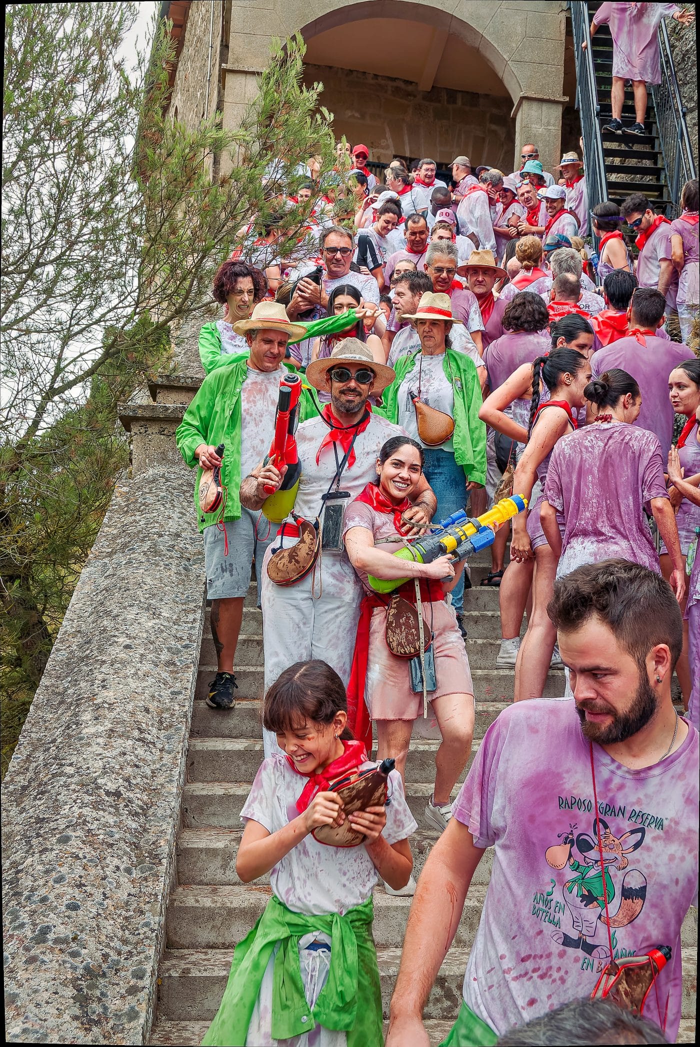 FOTOS: La Batalla del Vino vuelve a teñir de granate los Riscos de Bilibio en un histórico San Pedro 15