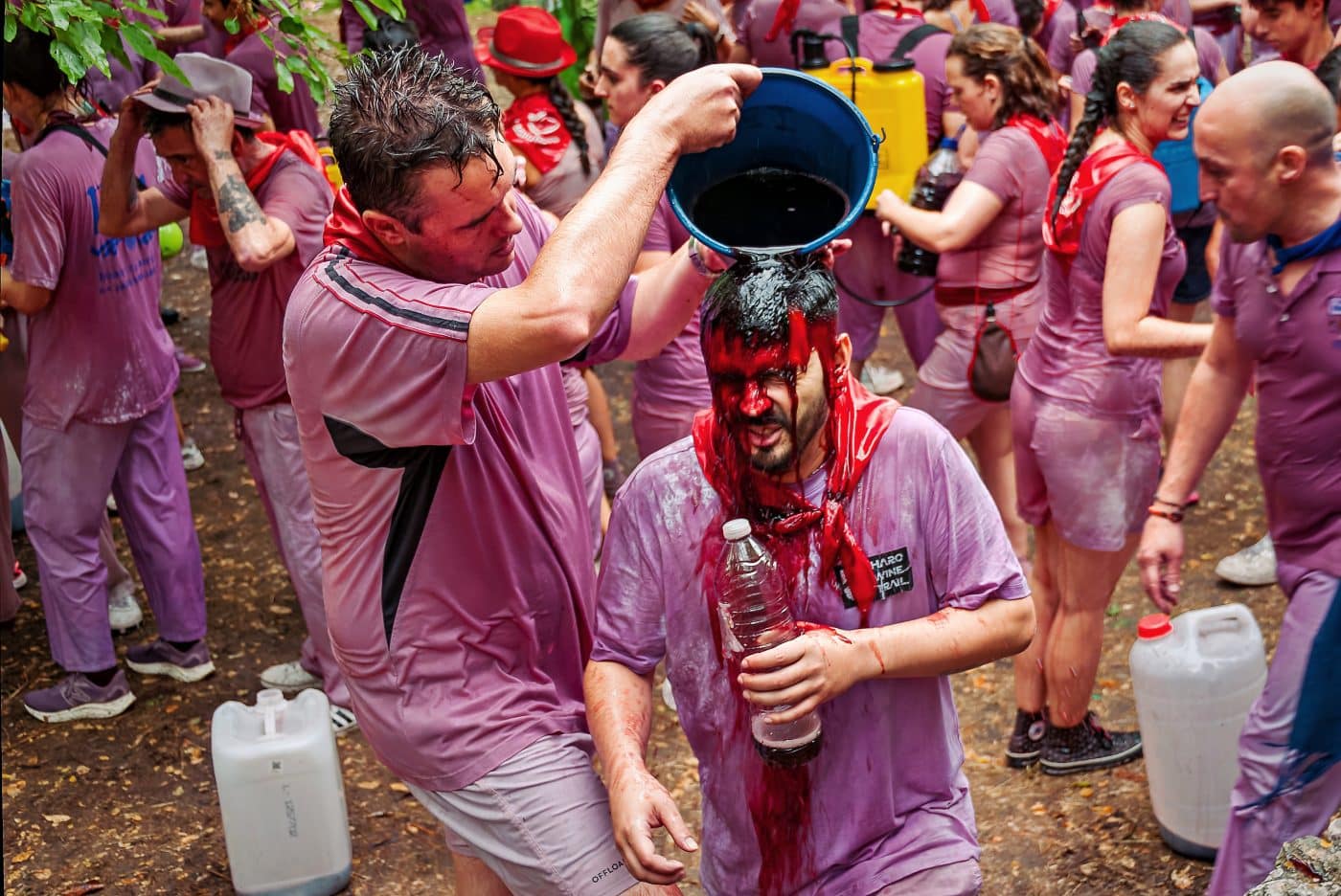 FOTOS: La Batalla del Vino vuelve a teñir de granate los Riscos de Bilibio en un histórico San Pedro 16