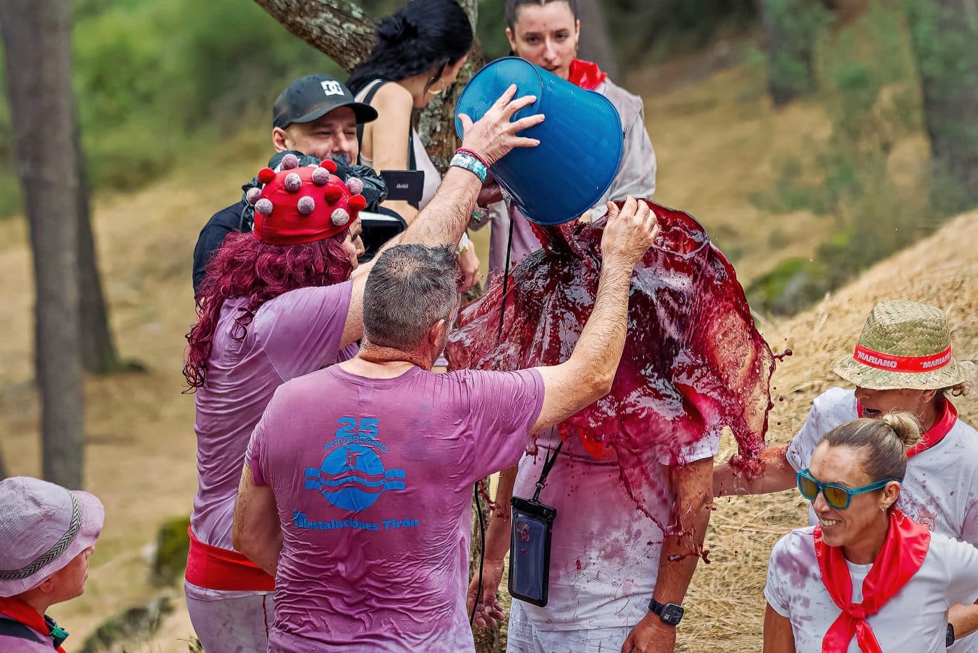 FOTOS: La Batalla del Vino vuelve a teñir de granate los Riscos de Bilibio en un histórico San Pedro 6