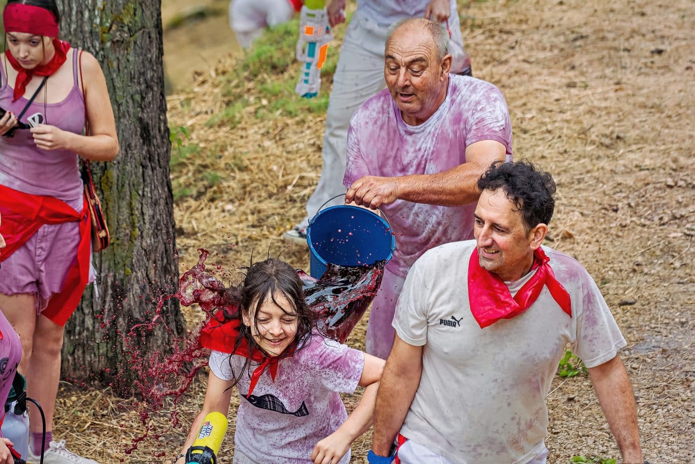 FOTOS: La Batalla del Vino vuelve a teñir de granate los Riscos de Bilibio en un histórico San Pedro 5