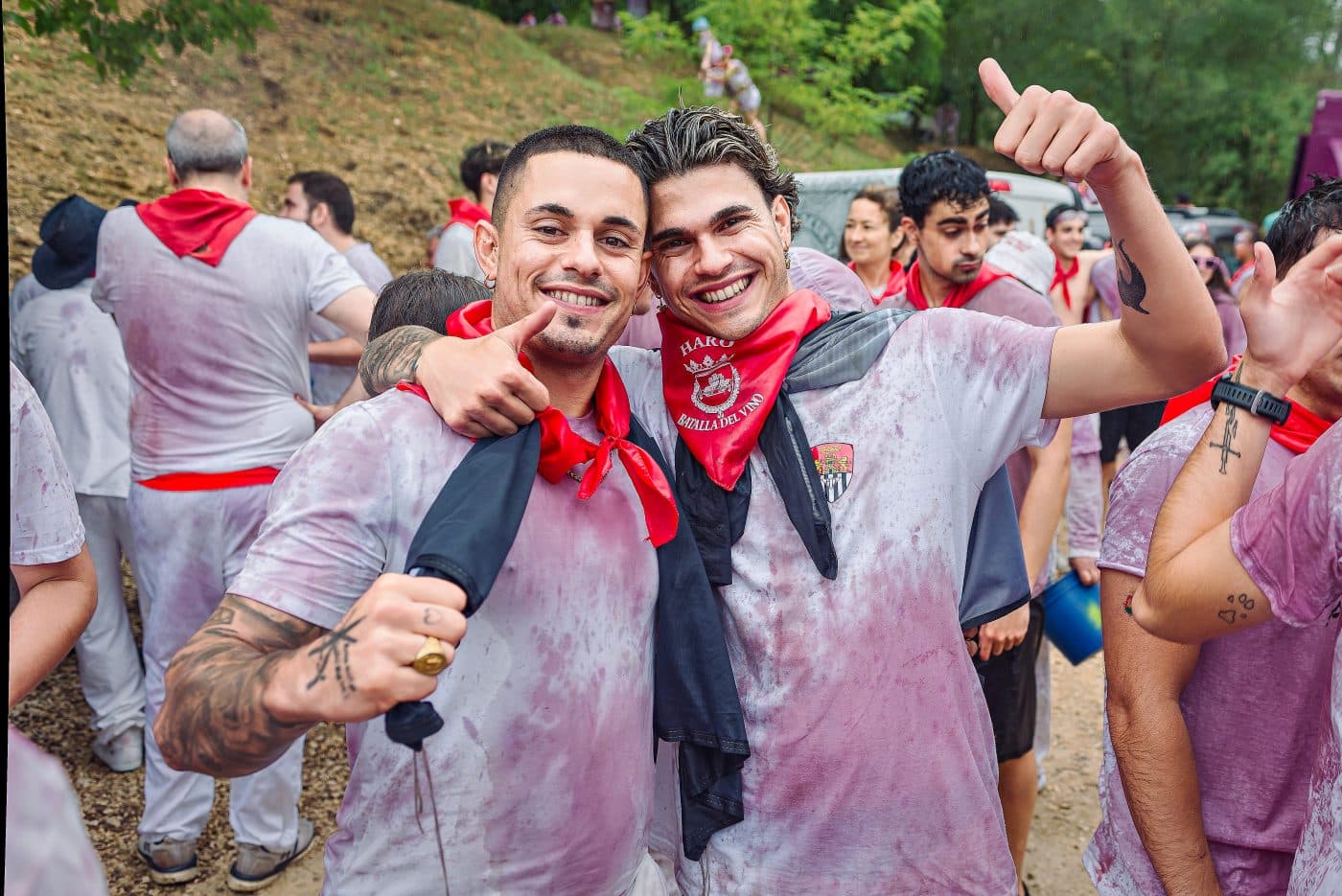 FOTOS: La Batalla del Vino vuelve a teñir de granate los Riscos de Bilibio en un histórico San Pedro 21