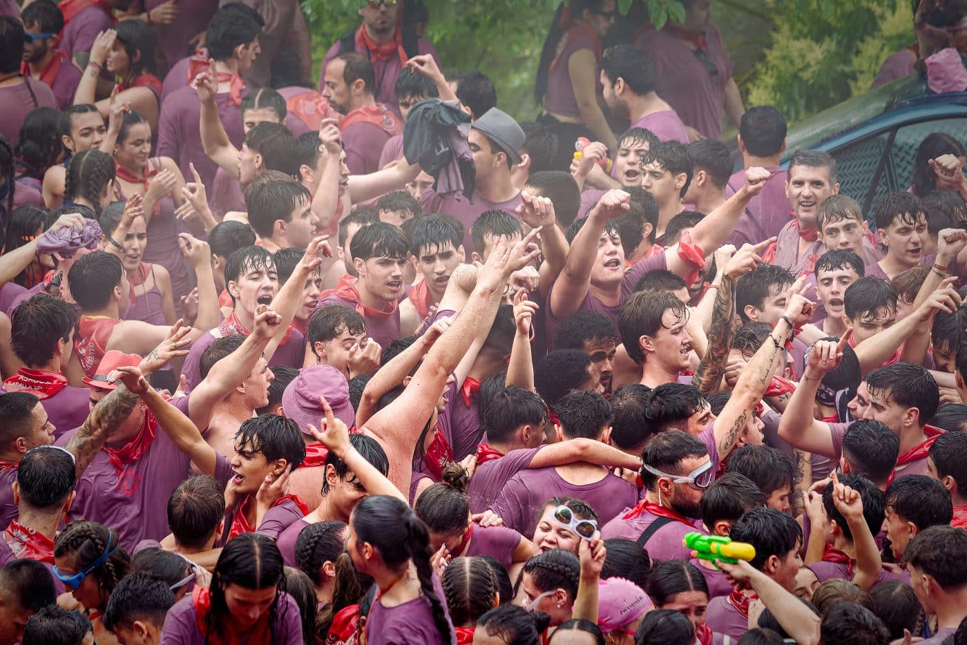 FOTOS: La Batalla del Vino vuelve a teñir de granate los Riscos de Bilibio en un histórico San Pedro 22