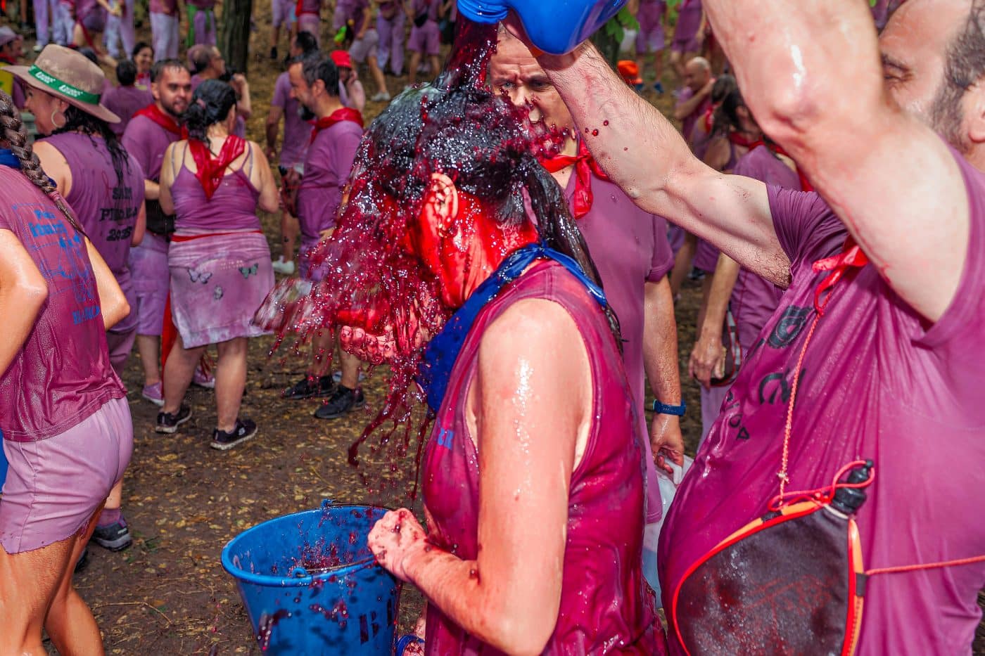 FOTOS: La Batalla del Vino vuelve a teñir de granate los Riscos de Bilibio en un histórico San Pedro 20