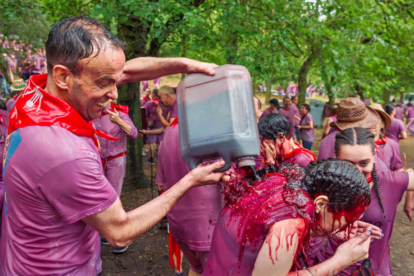 FOTOS: La Batalla del Vino vuelve a teñir de granate los Riscos de Bilibio en un histórico San Pedro 19