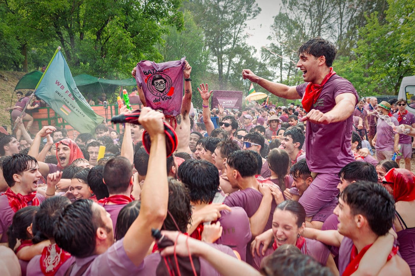 FOTOS: La Batalla del Vino vuelve a teñir de granate los Riscos de Bilibio en un histórico San Pedro 8