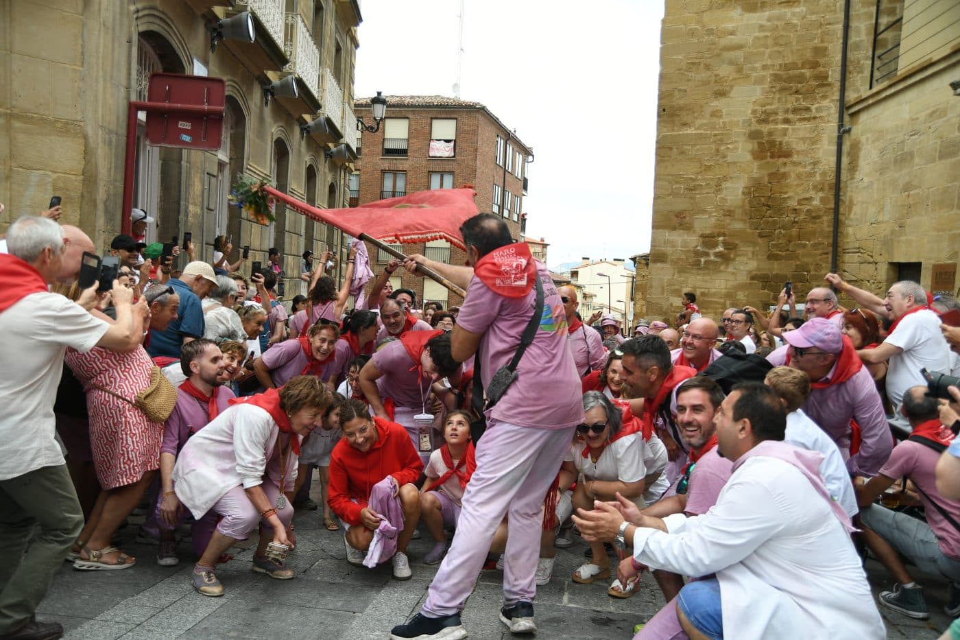 FOTOS: Las Vueltas convierten la Herradura de Haro en el gran epicentro de la fiesta tras la Batalla del Vino 57