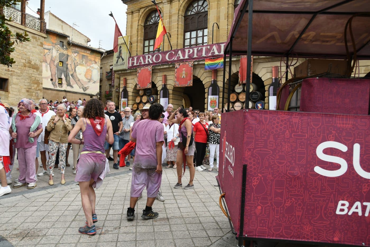 FOTOS: Las Vueltas convierten la Herradura de Haro en el gran epicentro de la fiesta tras la Batalla del Vino 3