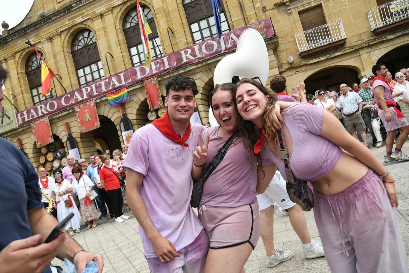 FOTOS: Las Vueltas convierten la Herradura de Haro en el gran epicentro de la fiesta tras la Batalla del Vino 2