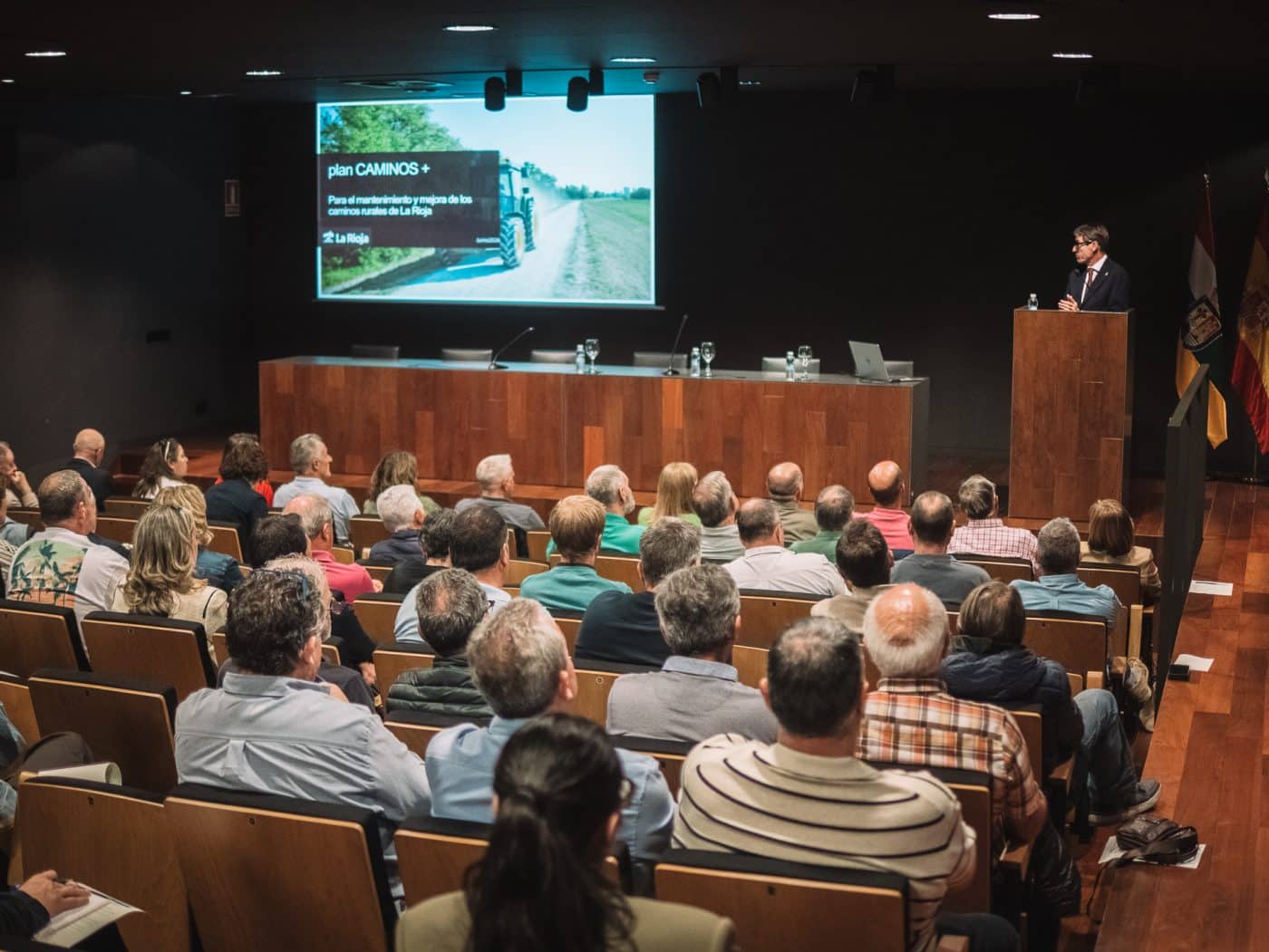 La Rioja presenta 'Caminos +', un plan que movilizará un millón de euros más al año para los caminos rurales 1