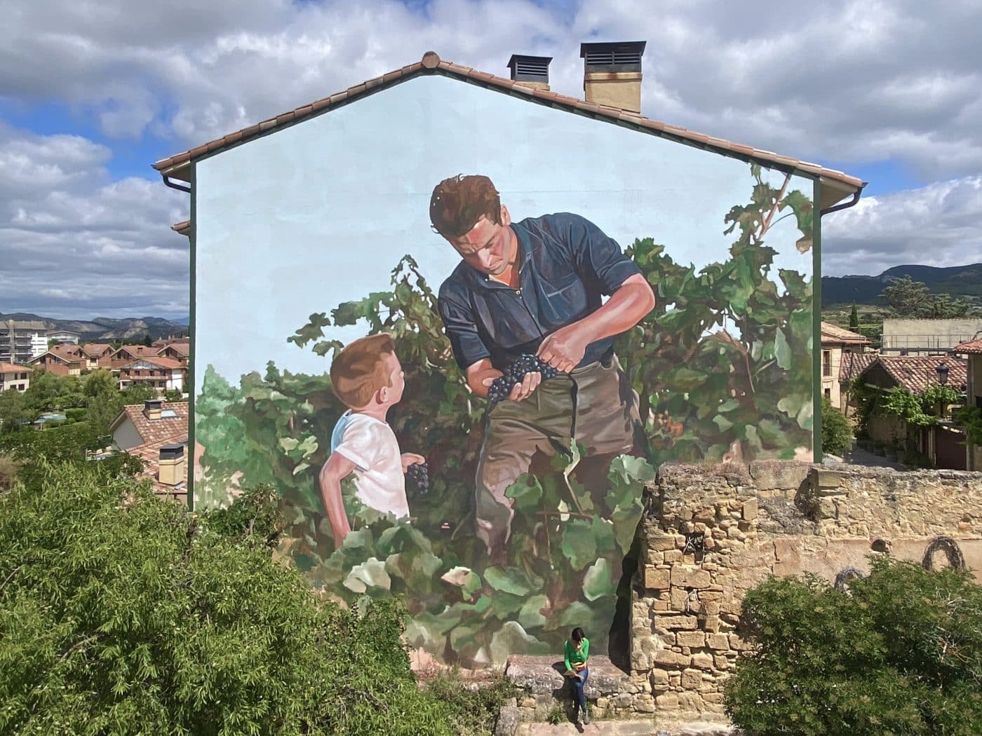 Labastida suma una nueva obra de arte urbano vinculada a sus raíces y a la cultura del vino 2 Labastida suma una nueva obra de arte urbano vinculada a sus raíces y a la cultura del vino 2