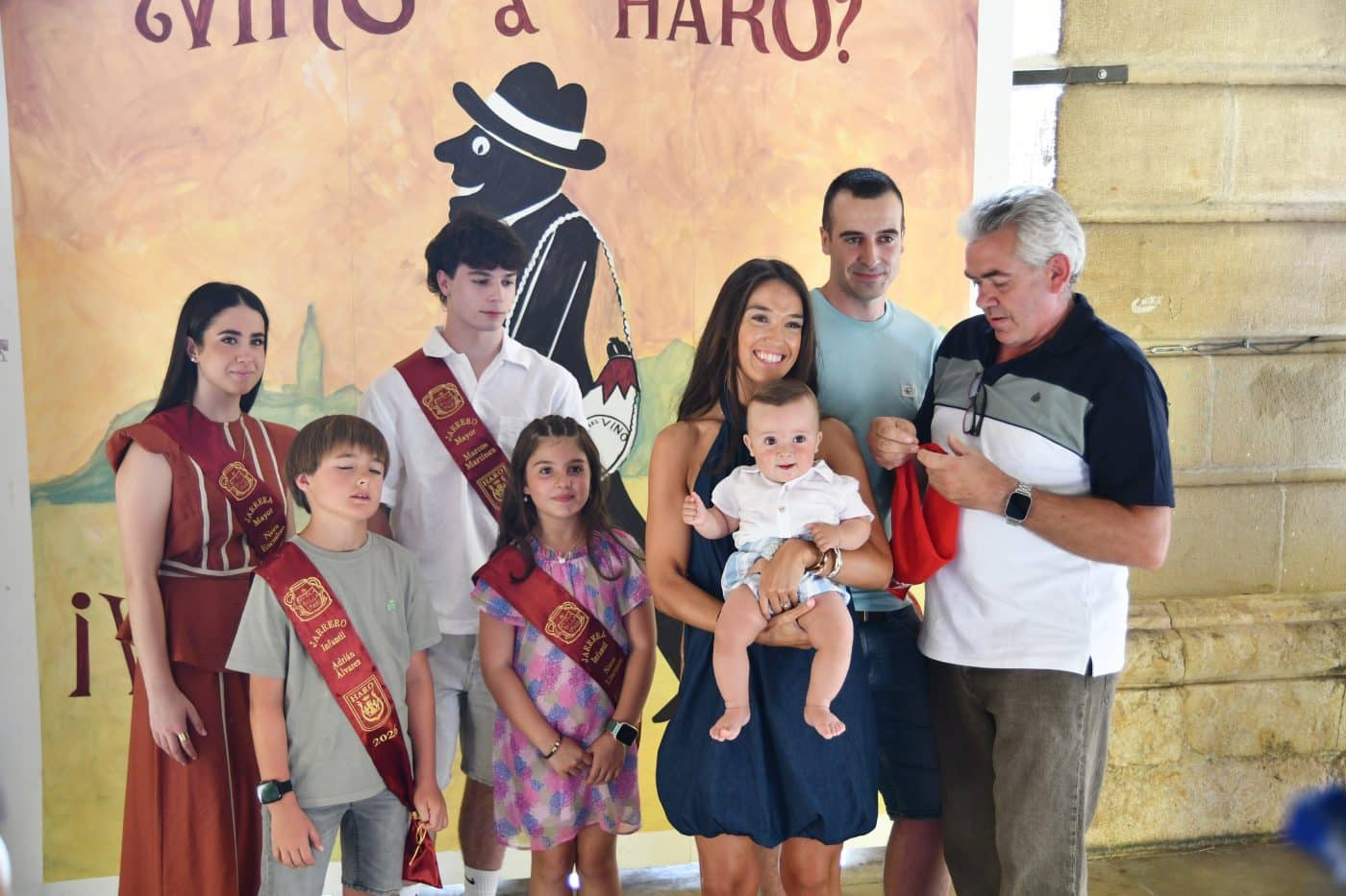 Más de 70 niños y niñas de Haro reciben su primer pañuelo de fiestas en la víspera de San Juan 9 Más de 70 niños y niñas de Haro reciben su primer pañuelo de fiestas en la víspera de San Juan 9