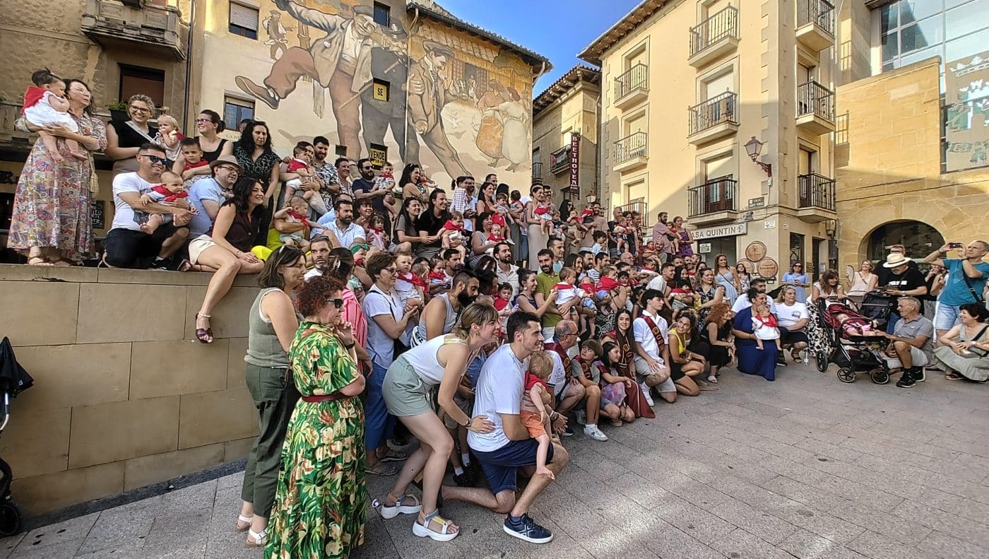 Más de 70 niños y niñas de Haro reciben su primer pañuelo de fiestas en la víspera de San Juan 7 Más de 70 niños y niñas de Haro reciben su primer pañuelo de fiestas en la víspera de San Juan 7