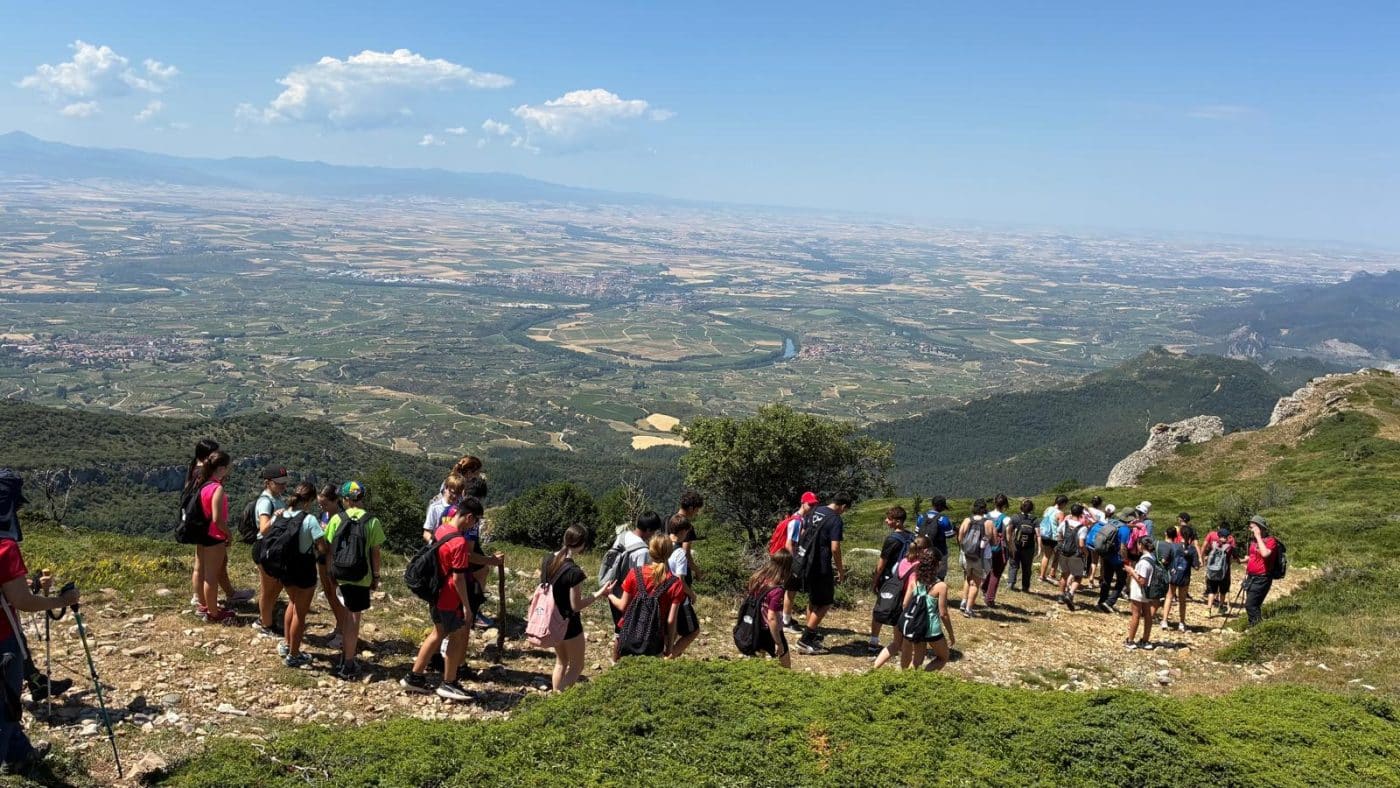 Más de 80 estudiantes del Cossío de Haro ascienden al Toloño junto a la AD Toloño 5 Más de 80 estudiantes del Cossío de Haro ascienden al Toloño junto a la AD Toloño 5