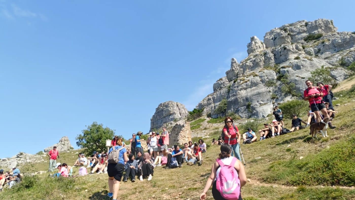 Más de 80 estudiantes del Cossío de Haro ascienden al Toloño junto a la AD Toloño 4 Más de 80 estudiantes del Cossío de Haro ascienden al Toloño junto a la AD Toloño 4