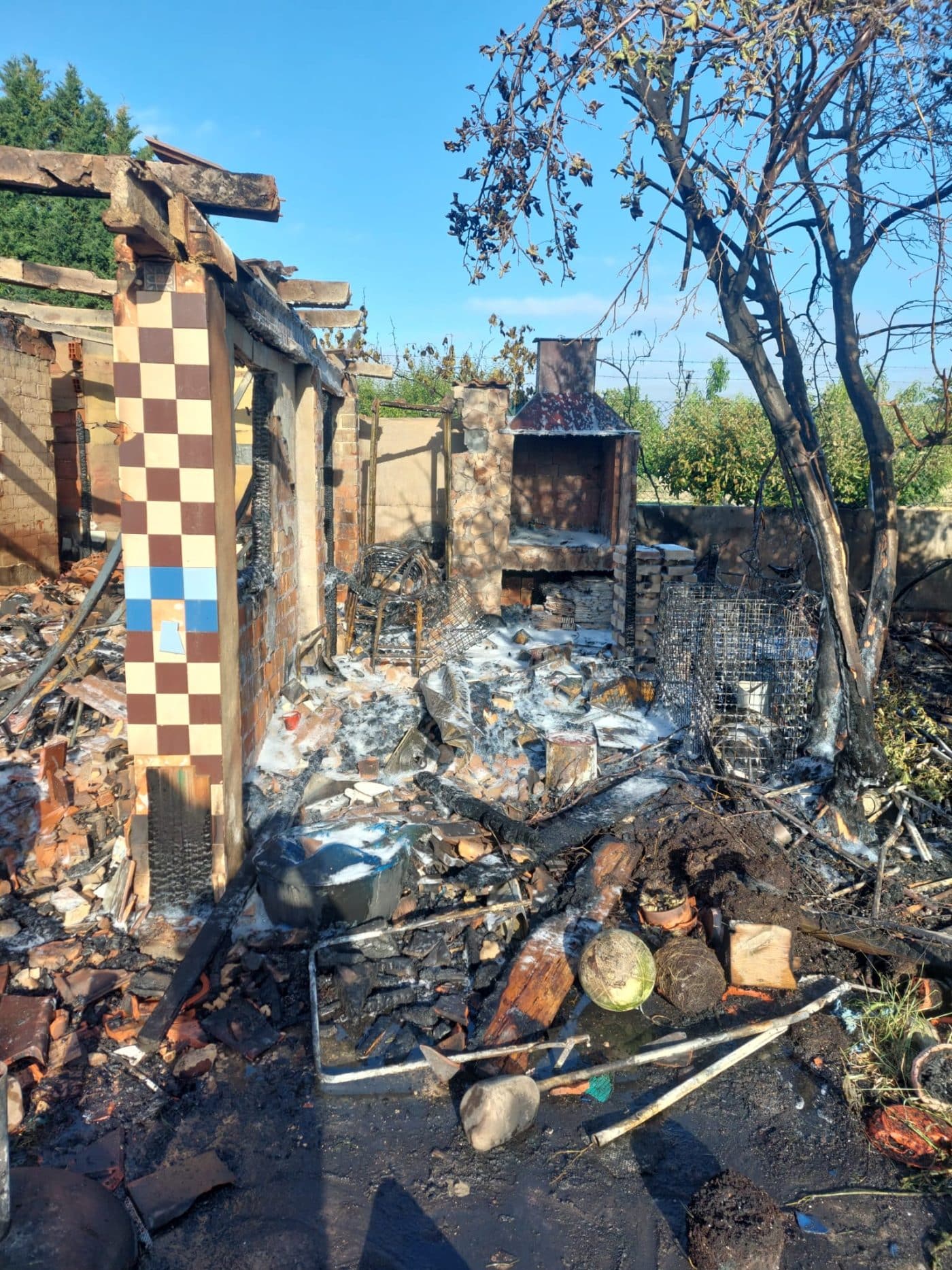 Un incendio calcina una casita de aperos en Haro 1