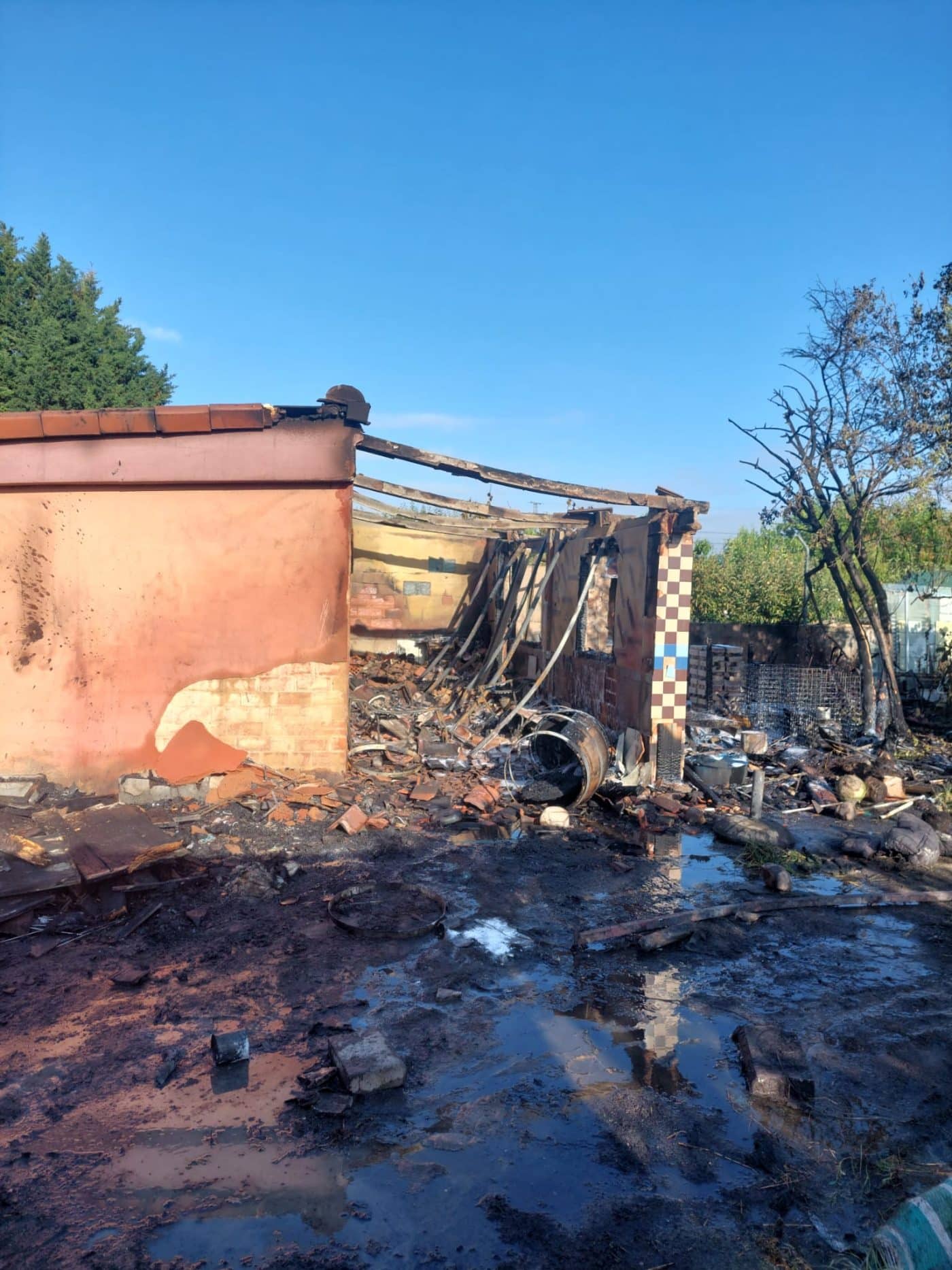 Un incendio calcina una casita de aperos en Haro 2