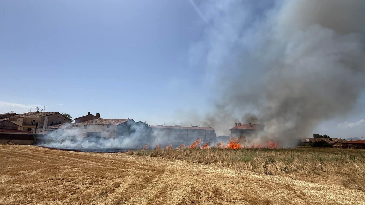 Un incendio en Casalarreina moviliza a agricultores y bomberos para evitar daños mayores 1 Un incendio en Casalarreina moviliza a agricultores y bomberos para evitar daños mayores 1