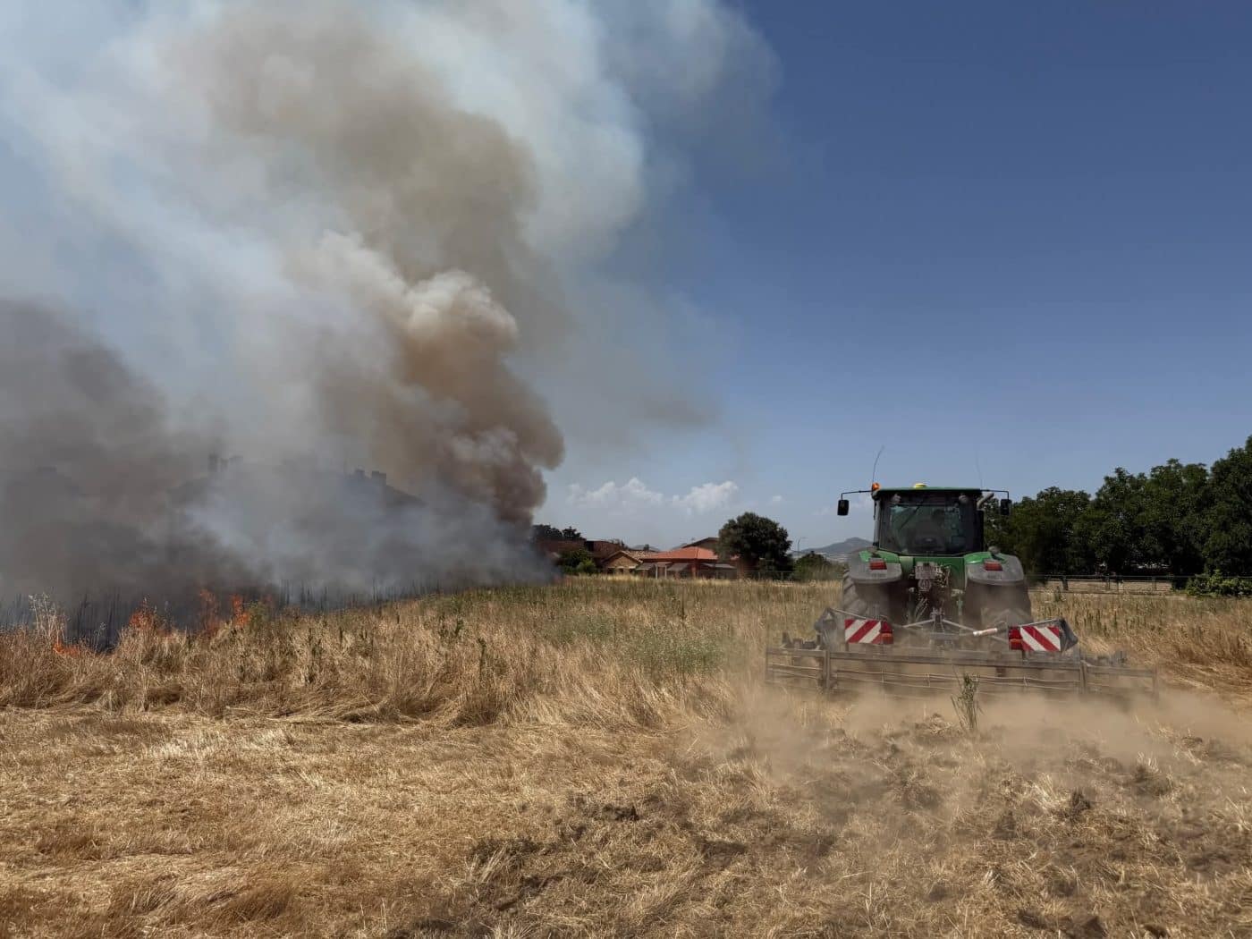 Un incendio en Casalarreina moviliza a agricultores y bomberos para evitar daños mayores 2 Un incendio en Casalarreina moviliza a agricultores y bomberos para evitar daños mayores 2