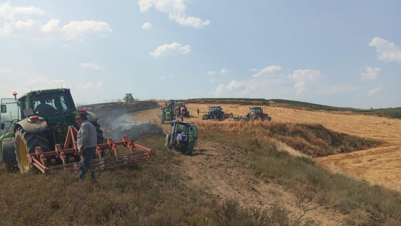 Activos medios terrestres y aéreos para sofocar un incendio agrario en Treviana 1 Activos medios terrestres y aéreos para sofocar un incendio agrario en Treviana 1