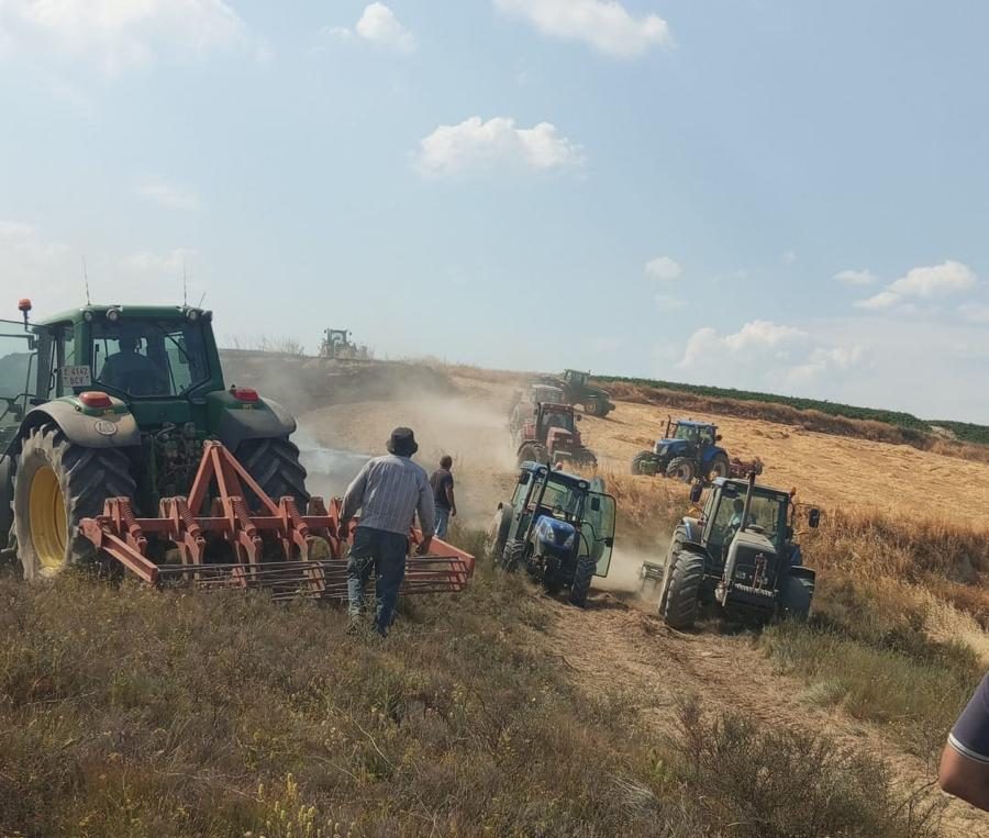 Activos medios terrestres y aéreos para sofocar un incendio agrario en Treviana 2 Activos medios terrestres y aéreos para sofocar un incendio agrario en Treviana 2