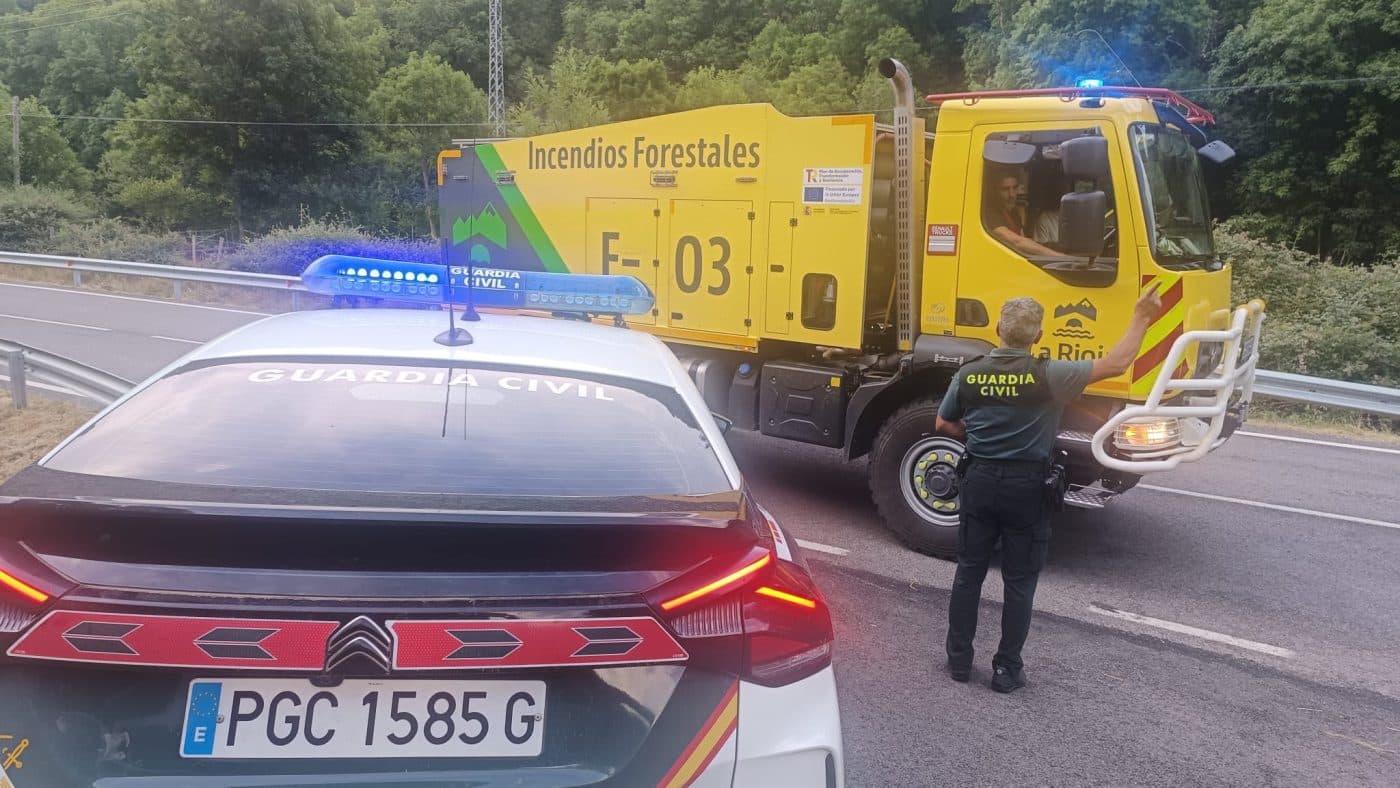 El incendio forestal de Ayabarrena, en Ezcaray, continúa activo tras una intensa jornada con varios fuegos en La Rioja 1
