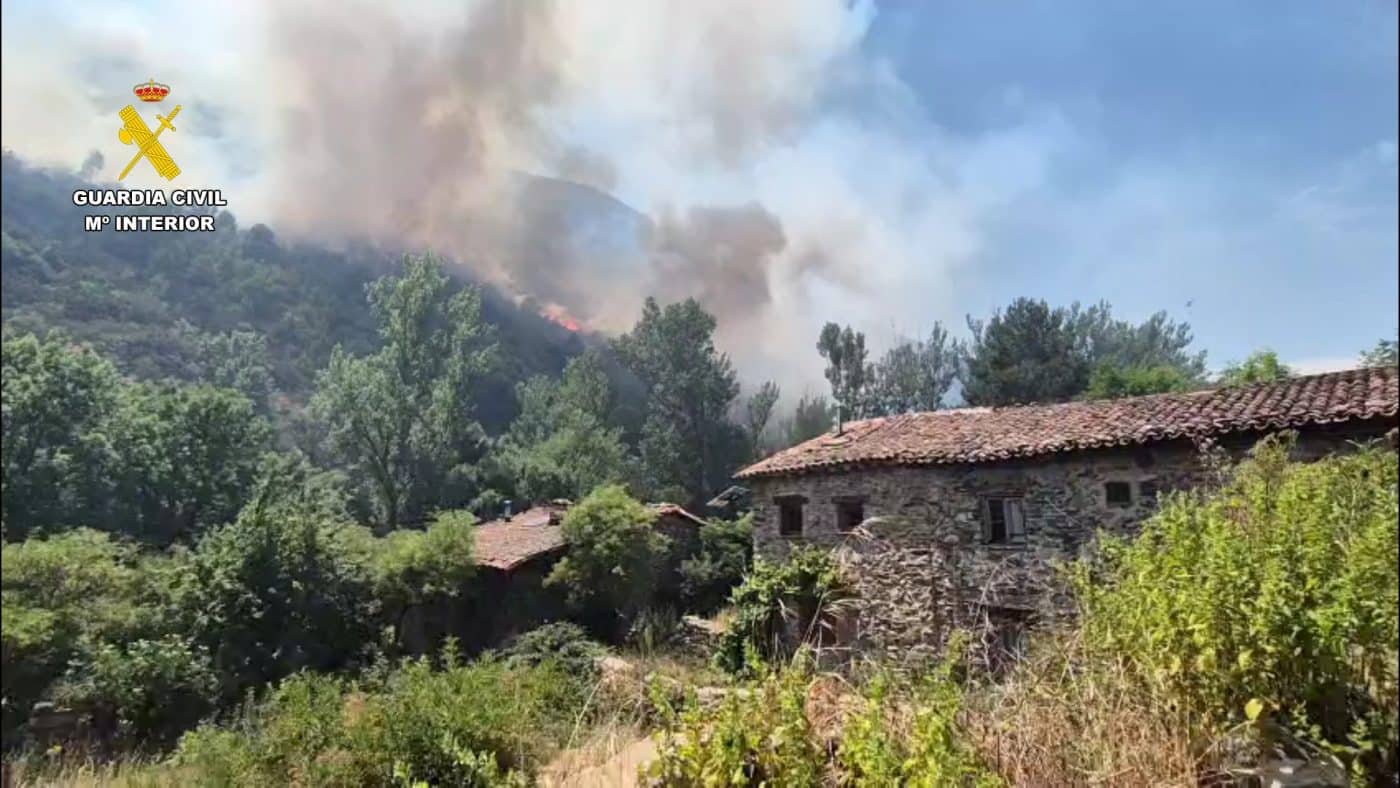 El incendio forestal de Ayabarrena, en Ezcaray, supera ya las 100 hectáreas afectadas y mantiene un amplio dispositivo de extinción 2