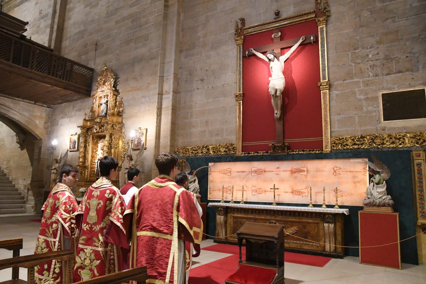 La parroquia de Santo Tomás de Haro inaugura el nuevo Retablo de la Sábana Santa tras más de seis meses de trabajo 17 La parroquia de Santo Tomás de Haro inaugura el nuevo Retablo de la Sábana Santa tras más de seis meses de trabajo 17