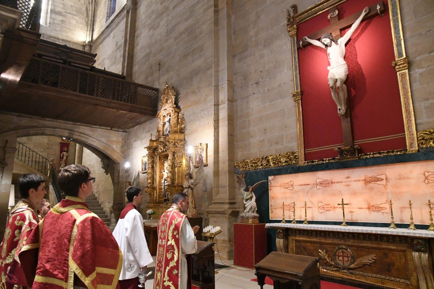 La parroquia de Santo Tomás de Haro inaugura el nuevo Retablo de la Sábana Santa tras más de seis meses de trabajo 20 La parroquia de Santo Tomás de Haro inaugura el nuevo Retablo de la Sábana Santa tras más de seis meses de trabajo 20