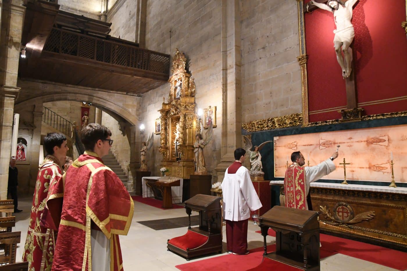 La parroquia de Santo Tomás de Haro inaugura el nuevo Retablo de la Sábana Santa tras más de seis meses de trabajo 15 La parroquia de Santo Tomás de Haro inaugura el nuevo Retablo de la Sábana Santa tras más de seis meses de trabajo 15