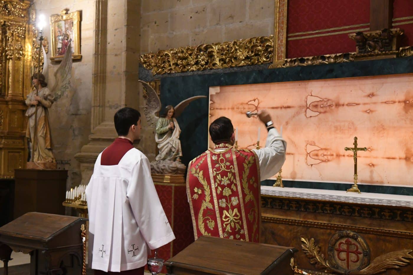La parroquia de Santo Tomás de Haro inaugura el nuevo Retablo de la Sábana Santa tras más de seis meses de trabajo 14 La parroquia de Santo Tomás de Haro inaugura el nuevo Retablo de la Sábana Santa tras más de seis meses de trabajo 14