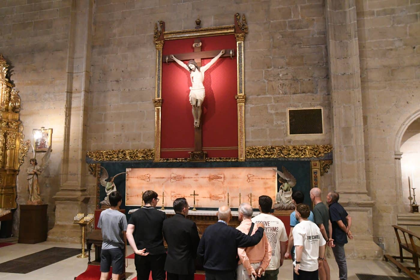 La parroquia de Santo Tomás de Haro inaugura el nuevo Retablo de la Sábana Santa tras más de seis meses de trabajo 7 La parroquia de Santo Tomás de Haro inaugura el nuevo Retablo de la Sábana Santa tras más de seis meses de trabajo 7