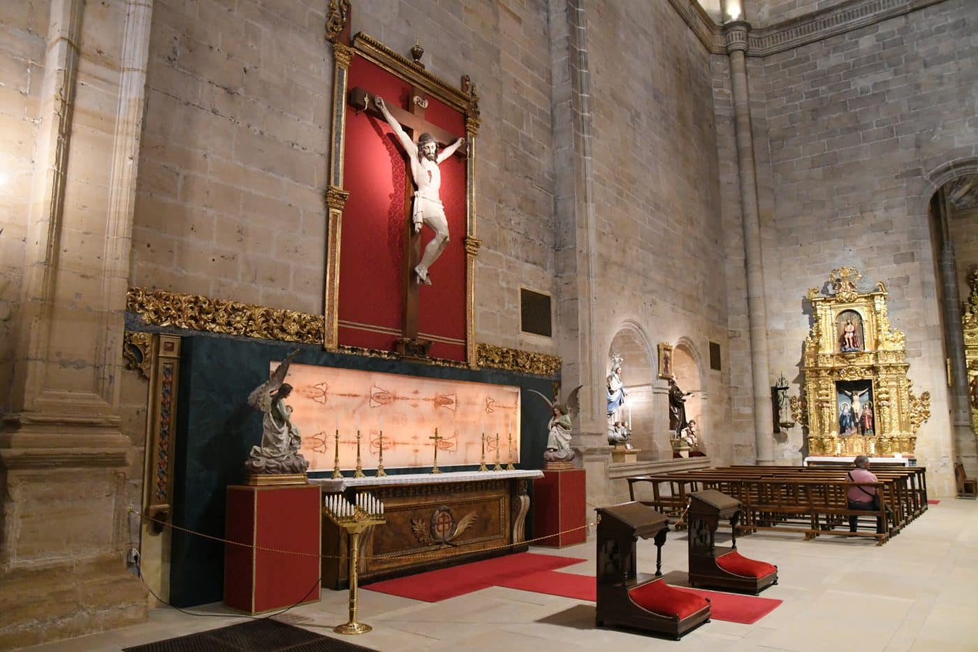 La parroquia de Santo Tomás de Haro inaugura el nuevo Retablo de la Sábana Santa tras más de seis meses de trabajo 24 La parroquia de Santo Tomás de Haro inaugura el nuevo Retablo de la Sábana Santa tras más de seis meses de trabajo 24