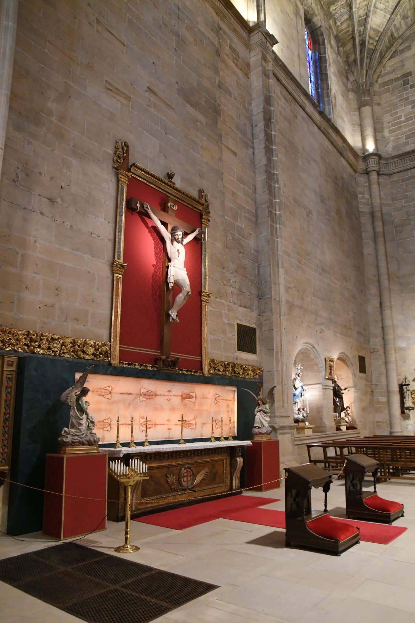 La parroquia de Santo Tomás de Haro inaugura el nuevo Retablo de la Sábana Santa tras más de seis meses de trabajo 25 La parroquia de Santo Tomás de Haro inaugura el nuevo Retablo de la Sábana Santa tras más de seis meses de trabajo 25