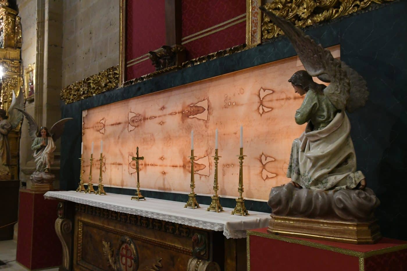 La parroquia de Santo Tomás de Haro inaugura el nuevo Retablo de la Sábana Santa tras más de seis meses de trabajo 6 La parroquia de Santo Tomás de Haro inaugura el nuevo Retablo de la Sábana Santa tras más de seis meses de trabajo 6