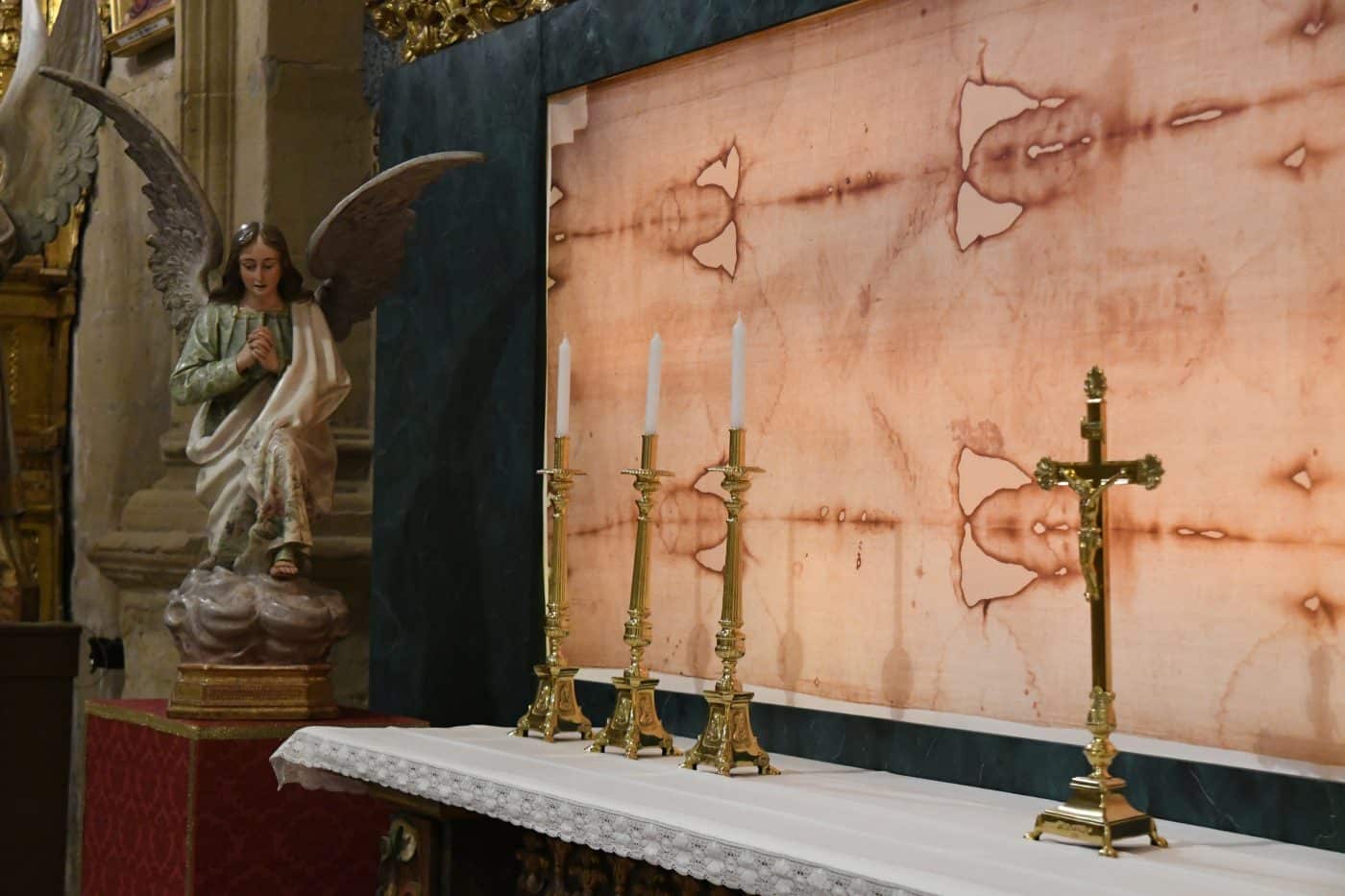 La parroquia de Santo Tomás de Haro inaugura el nuevo Retablo de la Sábana Santa tras más de seis meses de trabajo 22 La parroquia de Santo Tomás de Haro inaugura el nuevo Retablo de la Sábana Santa tras más de seis meses de trabajo 22