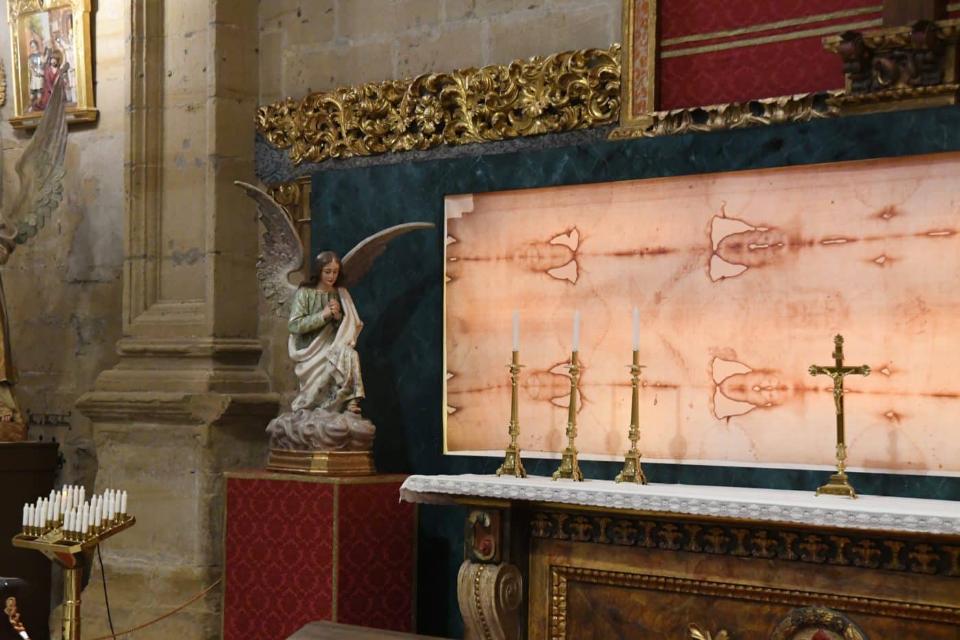 La parroquia de Santo Tomás de Haro inaugura el nuevo Retablo de la Sábana Santa tras más de seis meses de trabajo 5 La parroquia de Santo Tomás de Haro inaugura el nuevo Retablo de la Sábana Santa tras más de seis meses de trabajo 5