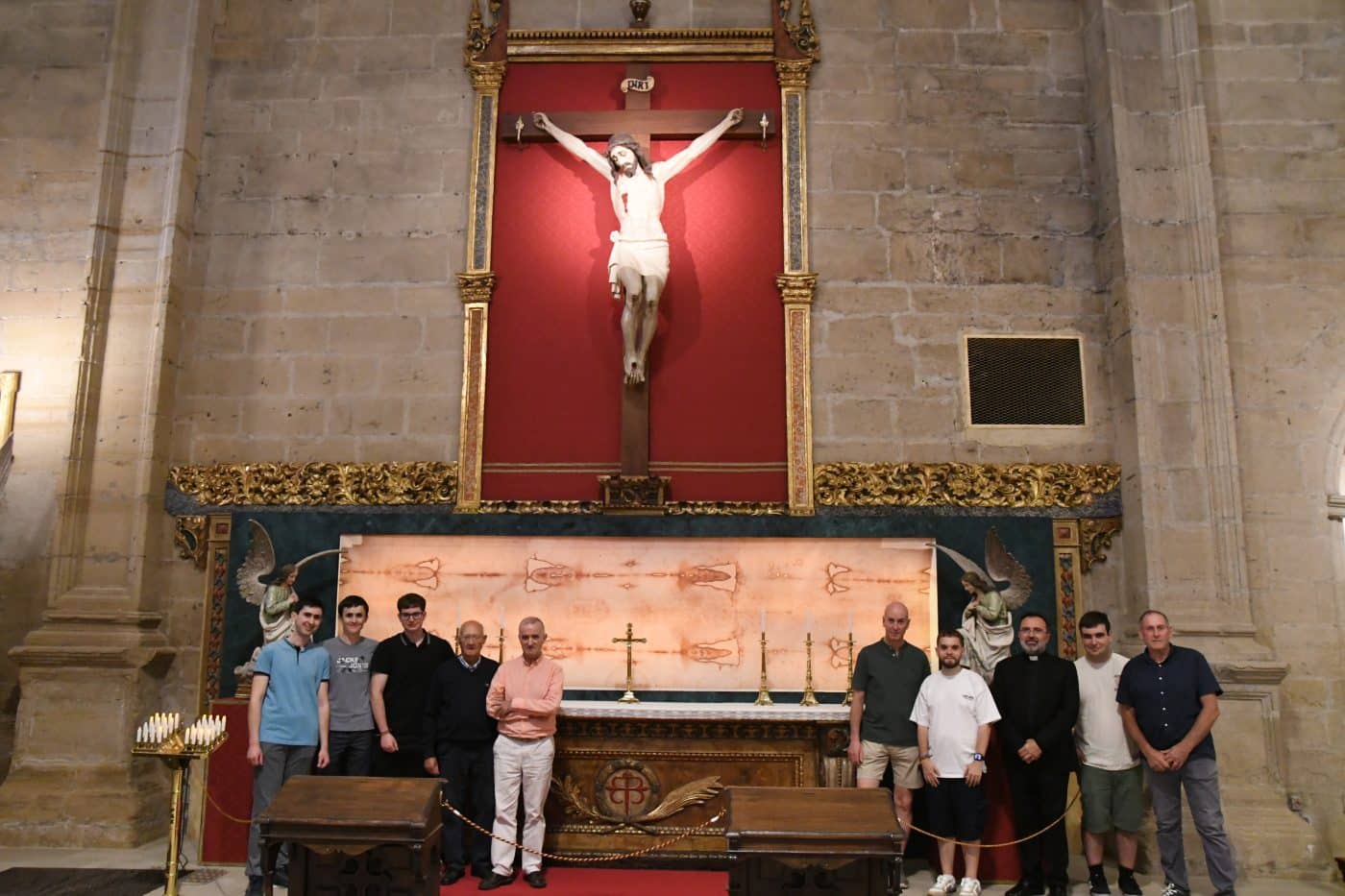 La parroquia de Santo Tomás de Haro inaugura el nuevo Retablo de la Sábana Santa tras más de seis meses de trabajo 23 La parroquia de Santo Tomás de Haro inaugura el nuevo Retablo de la Sábana Santa tras más de seis meses de trabajo 23