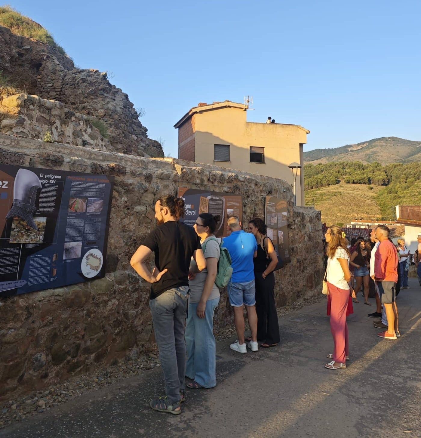 Nalda vuelve a llenar su castillo de vida en una multitudinaria jornada de turismo, cultura y música 1 Nalda vuelve a llenar su castillo de vida en una multitudinaria jornada de turismo, cultura y música 1