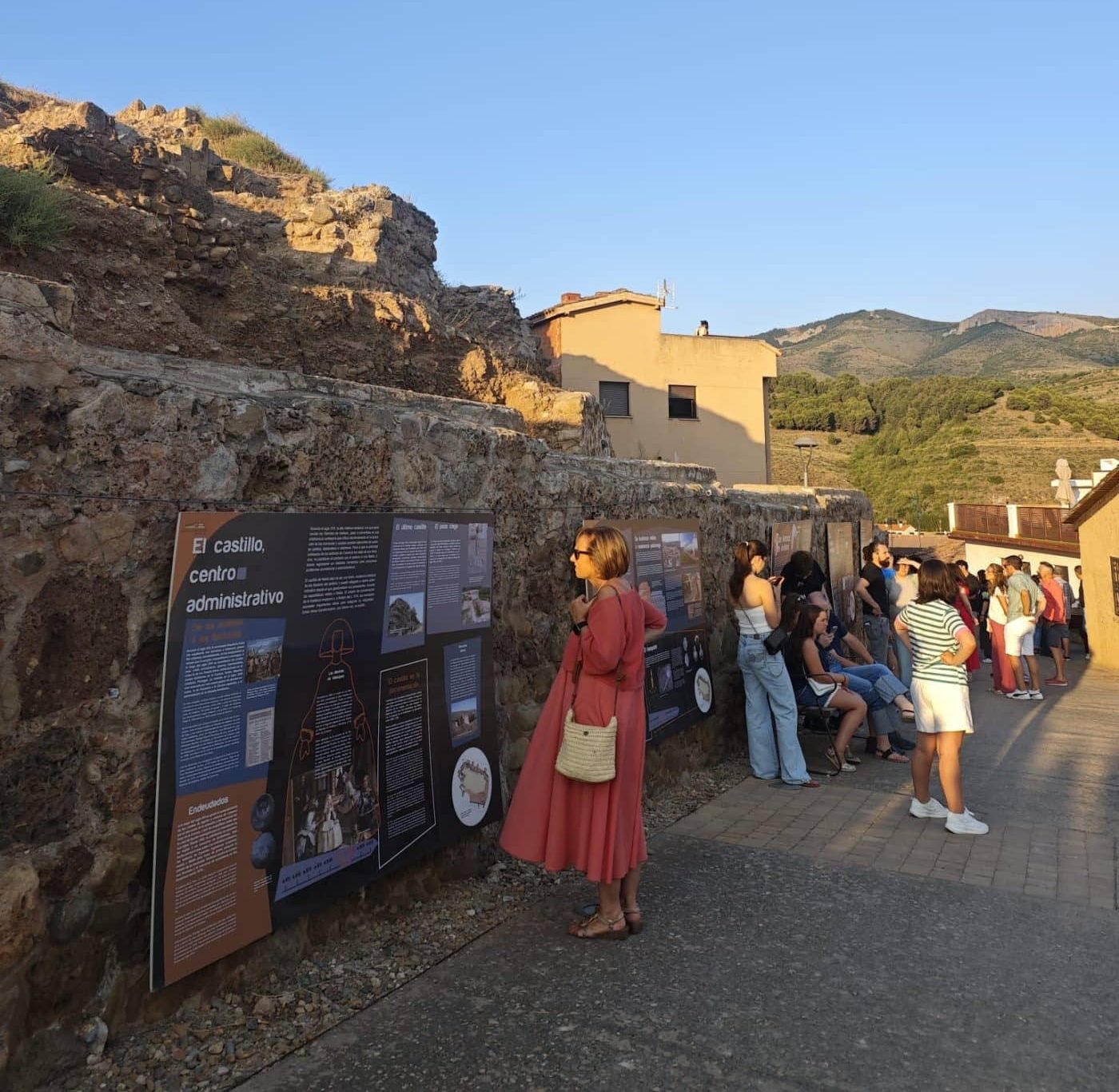 Nalda vuelve a llenar su castillo de vida en una multitudinaria jornada de turismo, cultura y música 3 Nalda vuelve a llenar su castillo de vida en una multitudinaria jornada de turismo, cultura y música 3